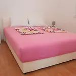 Mia *